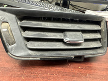 Load image into Gallery viewer, 2015-2018 CHEVROLET GM SIERRA/SILVERADO PANEL RIGHT AIR OUTLET DASH VENT (RH) (P)