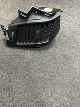 Load image into Gallery viewer, 2017 GMC SUBURBAN DRIVER SIDE CENTER A/C AIR VENT (P)