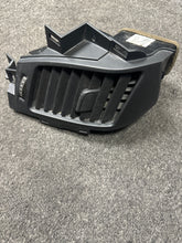 Load image into Gallery viewer, 2017 GMC SUBURBAN DRIVER SIDE CENTER A/C AIR VENT (P)