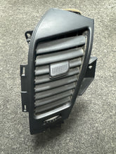 Load image into Gallery viewer, 2015-2019 TAHOE YUKON RIGHT SIDE CENTER AC HEATER VENT (P)