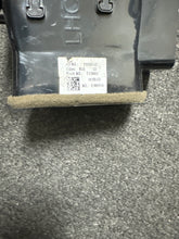 Load image into Gallery viewer, 2017 GMC SUBURBAN DRIVER SIDE CENTER A/C AIR VENT (P)