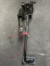 Load image into Gallery viewer, 2016-2022 MERCEDES METRIS W447 BRAKE STOP PEDAL (P)