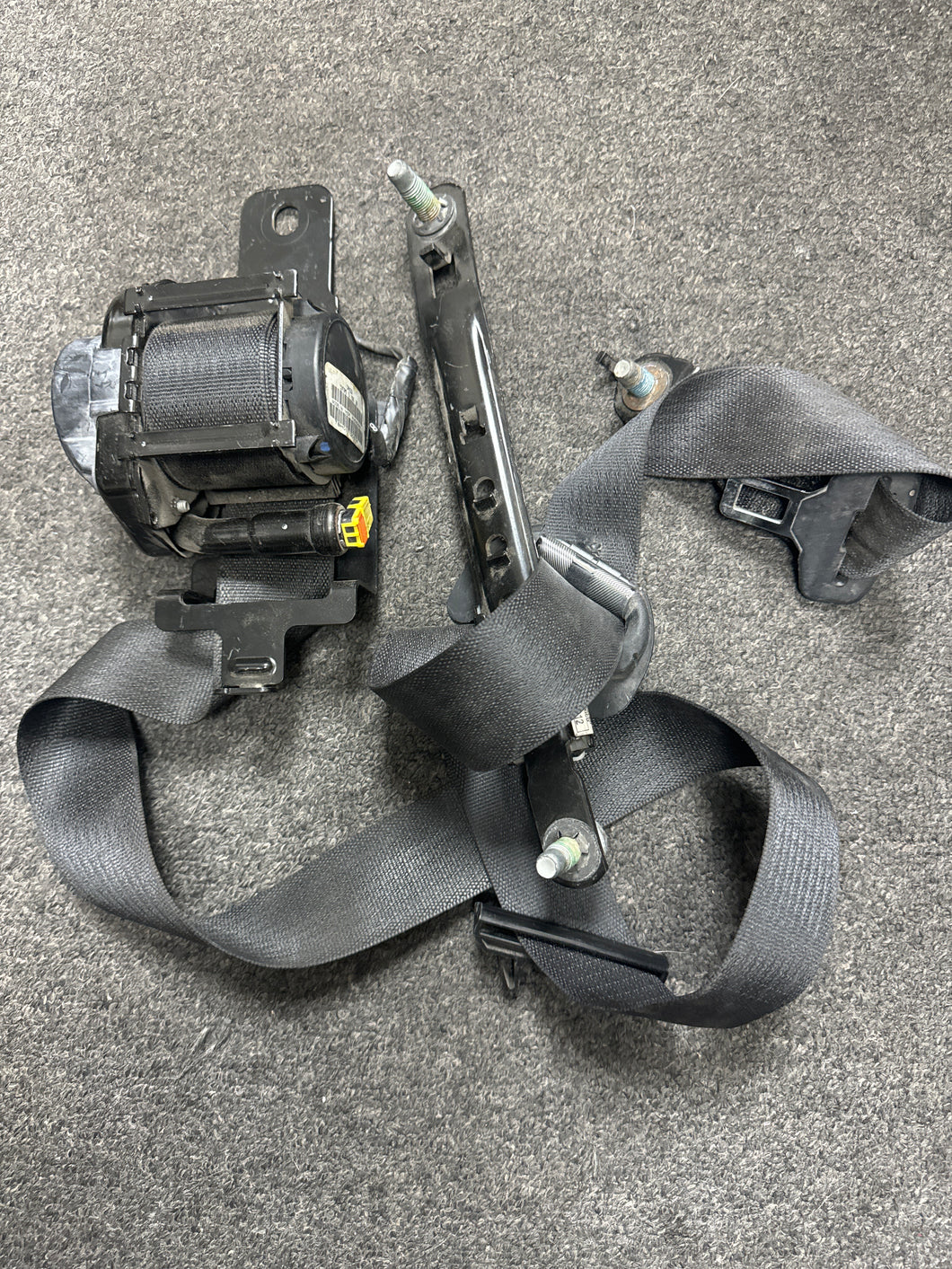 2015-2019 CHRYSLER 300 FRONT RIGHT PASSENGER SEATBELT RETRACTOR (RH) (P)