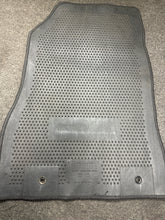 Load image into Gallery viewer, 2013-2019 NISSAN SENTRA RIGHT PASSENGER SIDE MAT RUG COVER (RH) (P) PN: 999E2 L200