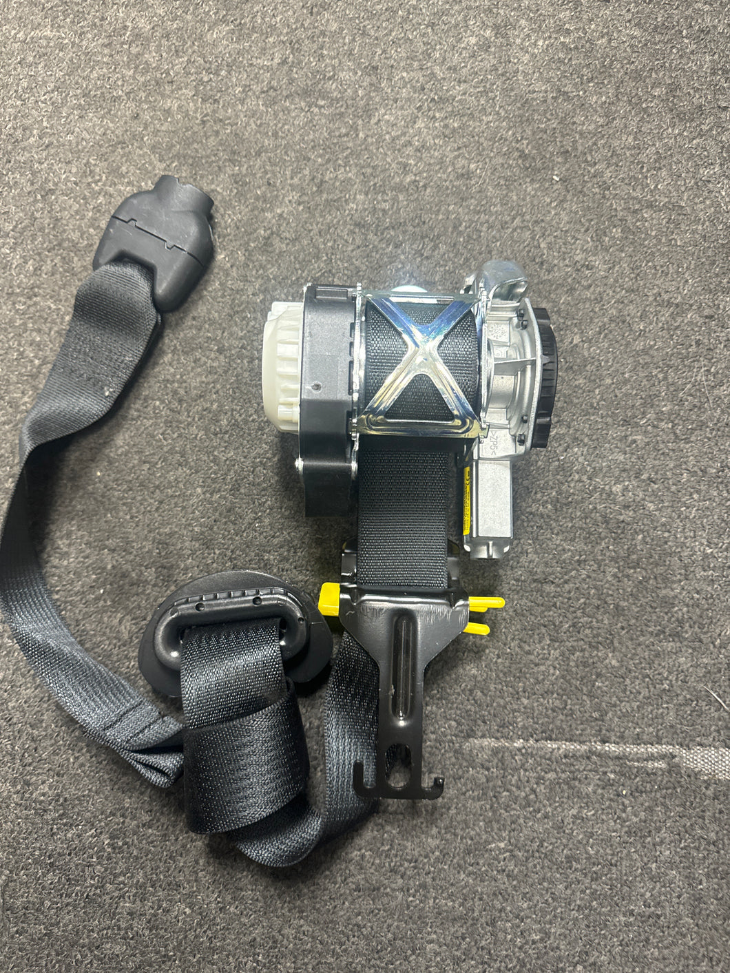 2016-2019 FORD EXPLORER FRONT RIGHT PASSENGER SEATBELT (RH) (P)