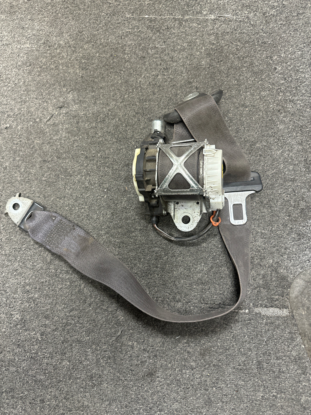 2011-2014 CHEVROLET SILVERADO FRONT PASSENGER SEATBELT RETRACTOR (RH) (P)