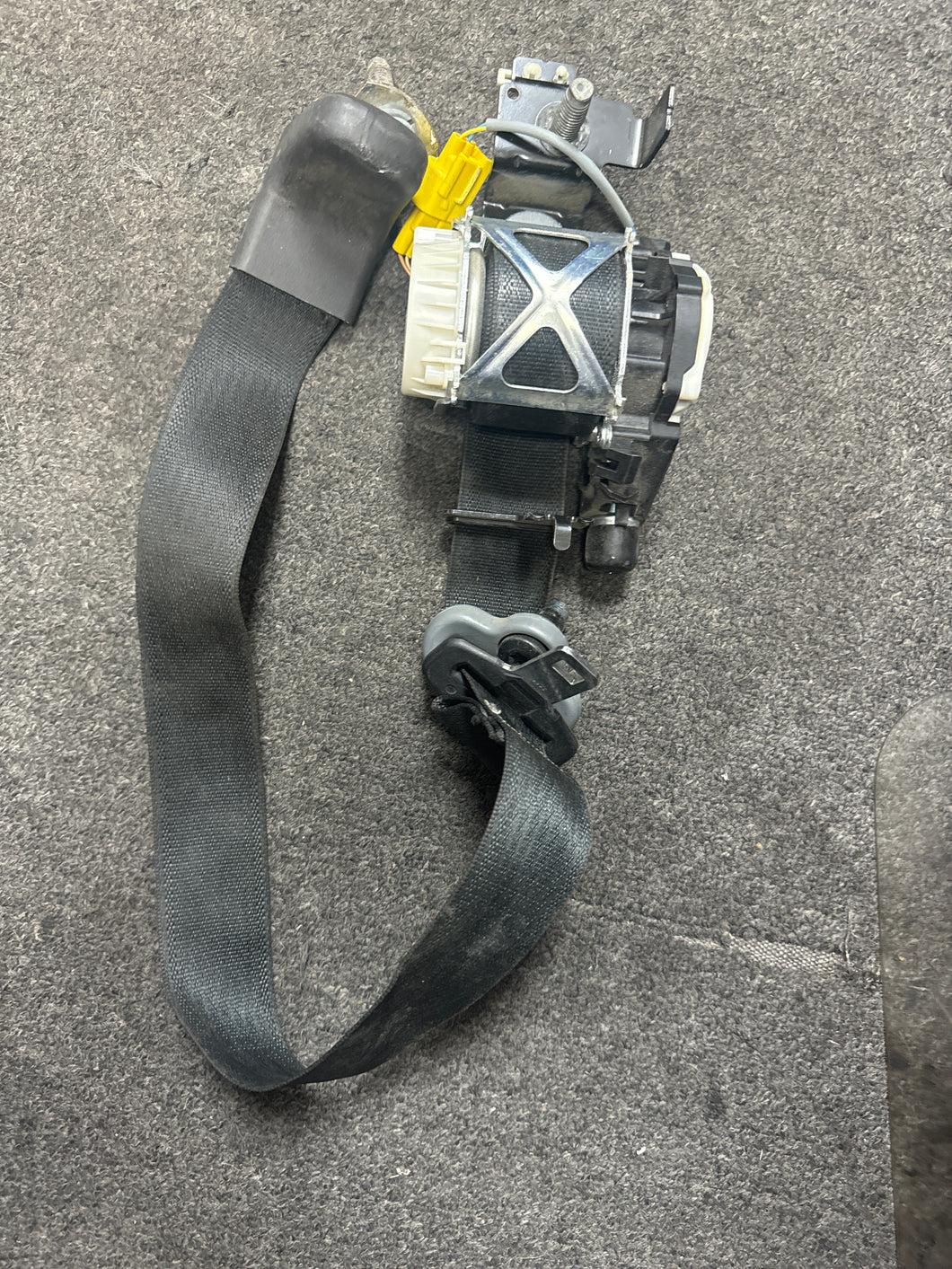 2011-2016 FORD F250 F350 F450 FRONT DRIVER SEATBELT (LH) (P)