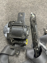 Load image into Gallery viewer, 2015-2019 CHRYSLER 300 FRONT RIGHT PASSENGER SEATBELT RETRACTOR (RH) (P)