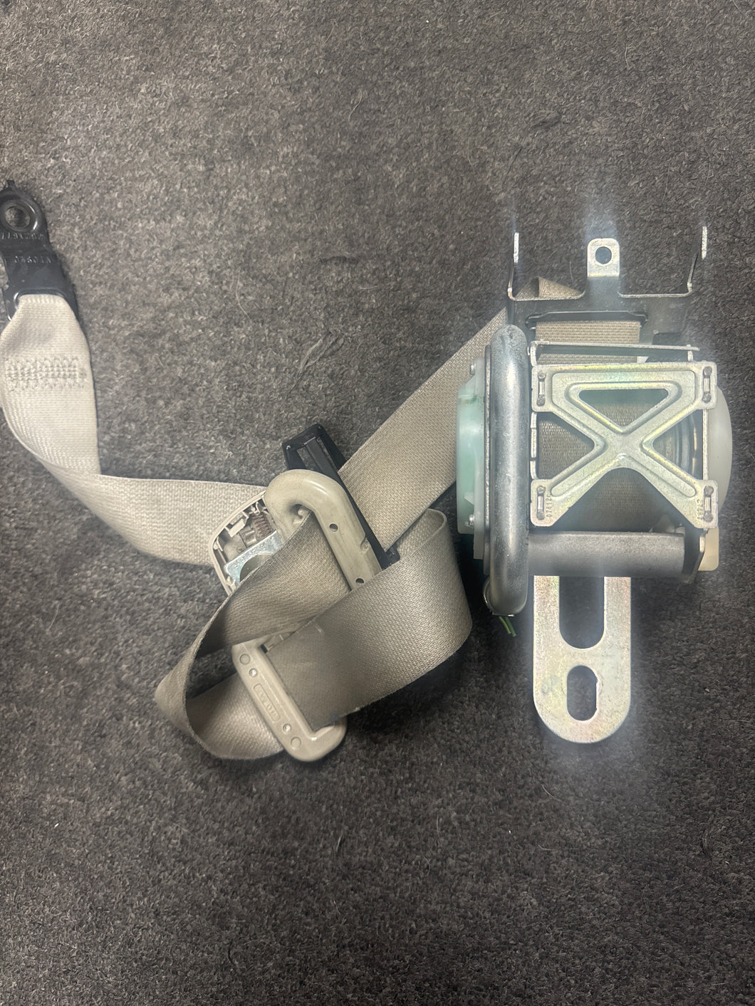 2005-2010 CHRYSLER 300 FRONT LEFT DRIVER SEATBELT (LH) (P)