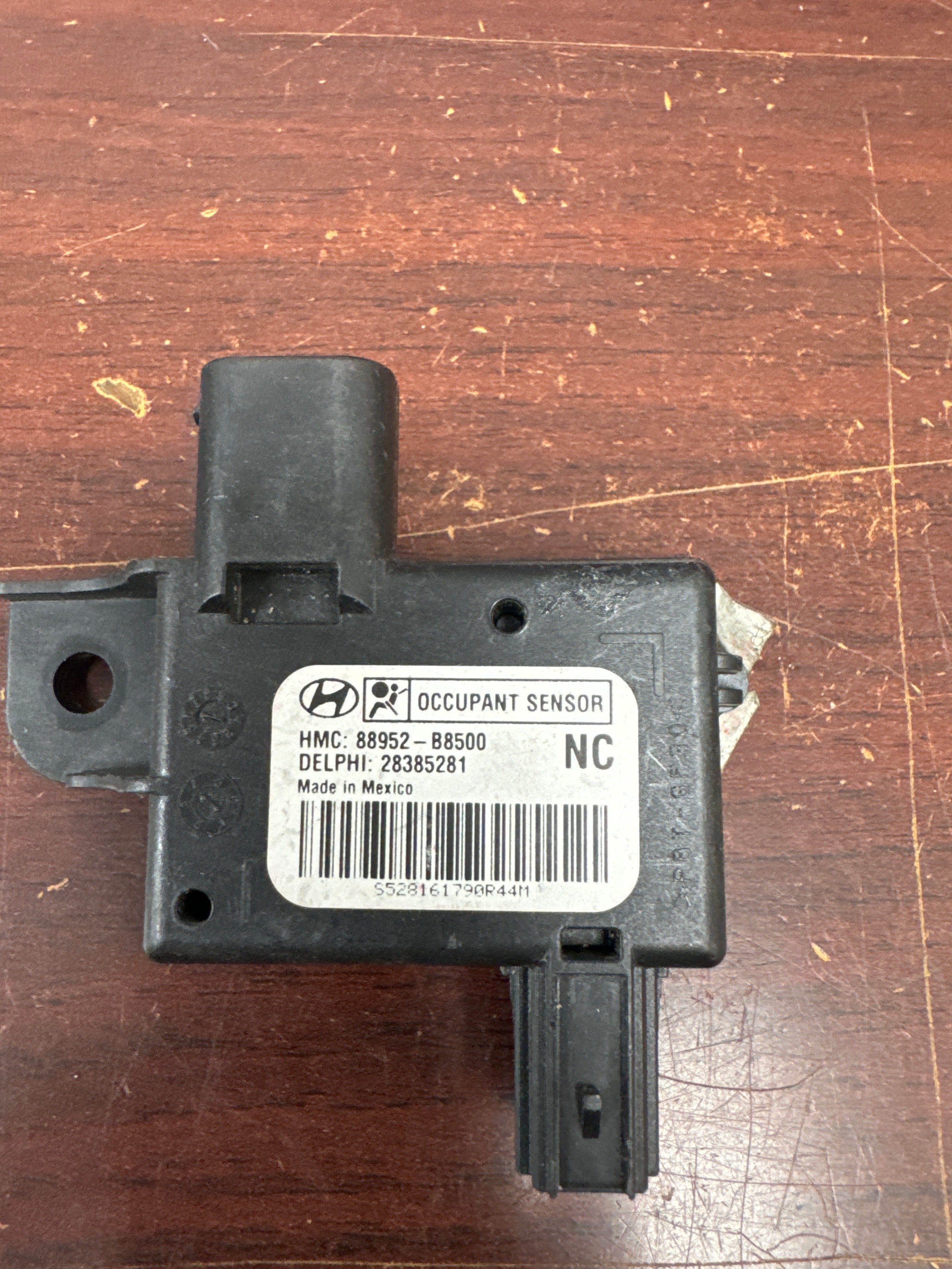 SANTA FE FRONT PASSENGER SEAT OCCUPANT SENSOR PN: 88952-B8500 (P