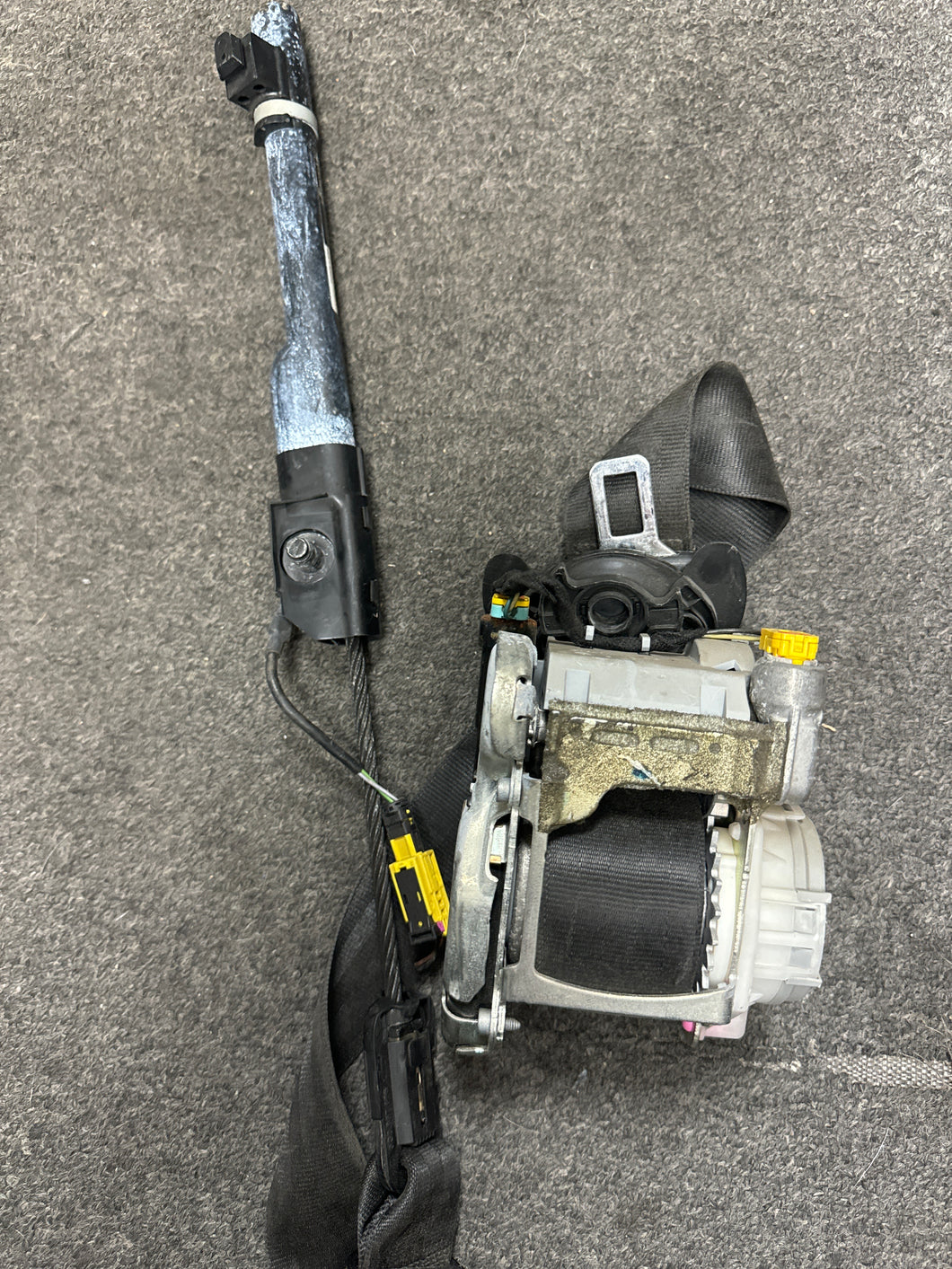 2015-2018 AUDI Q3 FRONT PASSENGER SEATBELT RETRACTOR & TENSIONER (RH) (P)