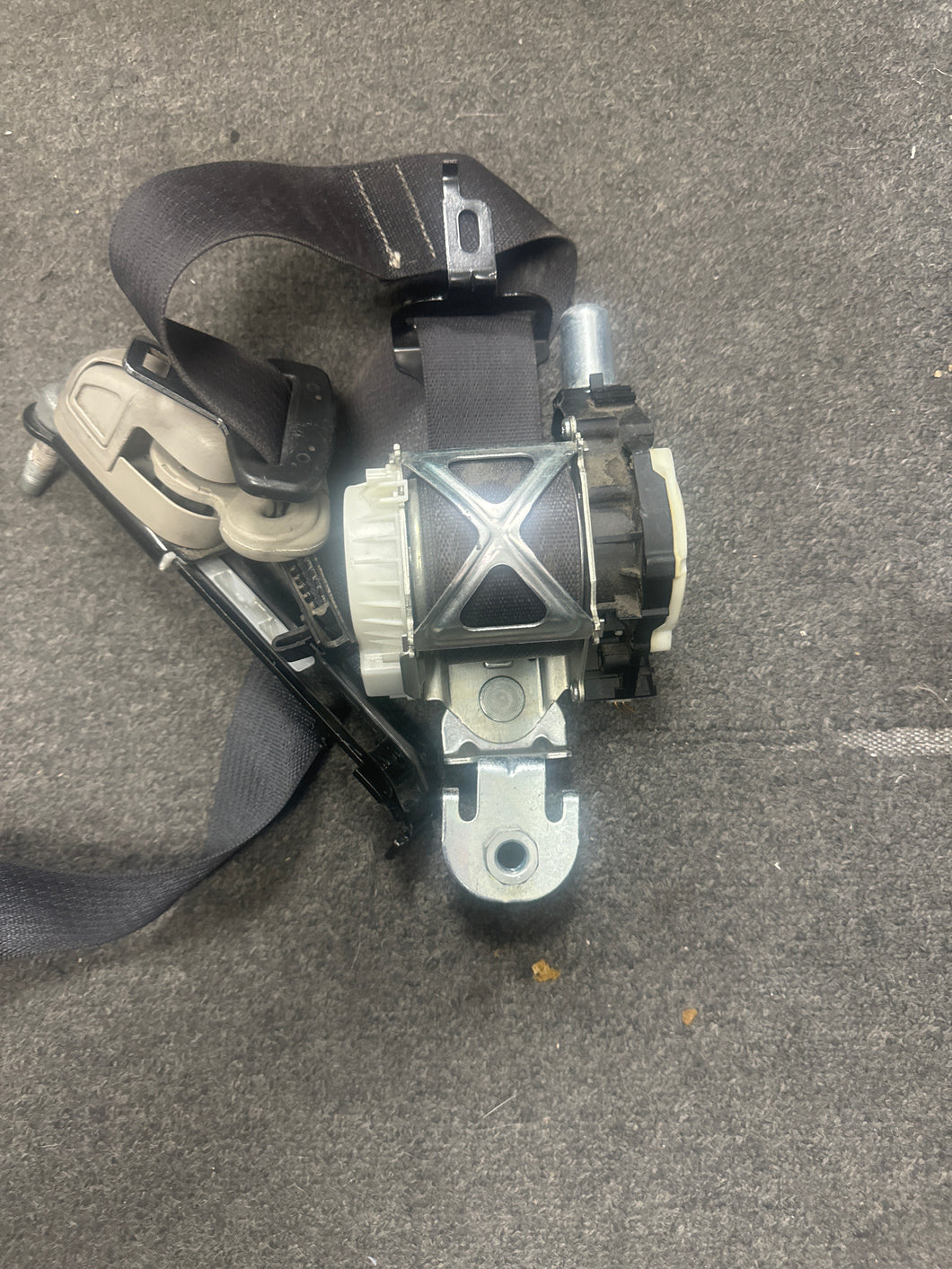 2011-2012 DODGE RAM 1500 2500 FRONT PASSENGER SEATBELT CREW CAB (RH) (P)