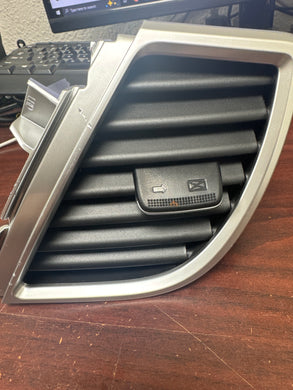 2020-2023 KIA SELTOS RIGHT FRONT DASH BOARD A/C AIR VENT (RH) (P)