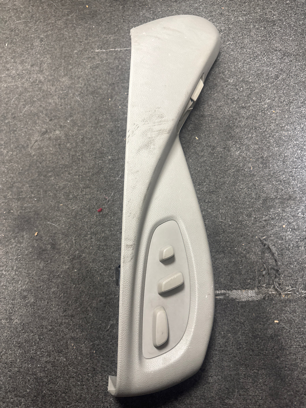 2014-2019 CADILLAC CTS FRONT RIGHT SIDE SEAT SWITCH COVER TRIM (RH) (P)