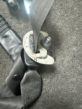 Load image into Gallery viewer, 2011-2014 KIA FORTE FRONT DRIVER SEATBELT RETRACTOR (LH) (P)