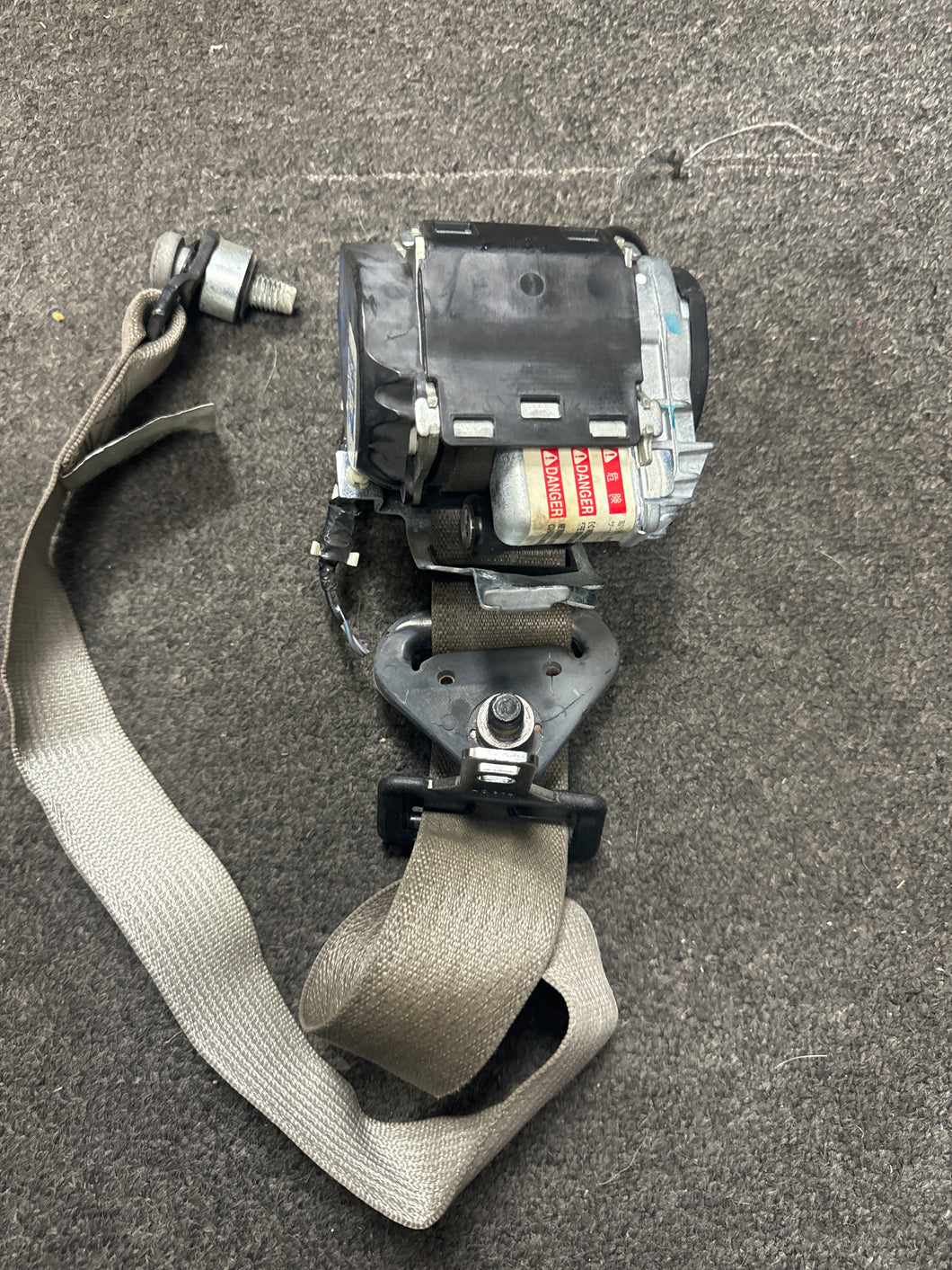 2008-2012 FORD ESCAPE LEFT DRIVER SEATBELT RETRACTOR (LH) (P)