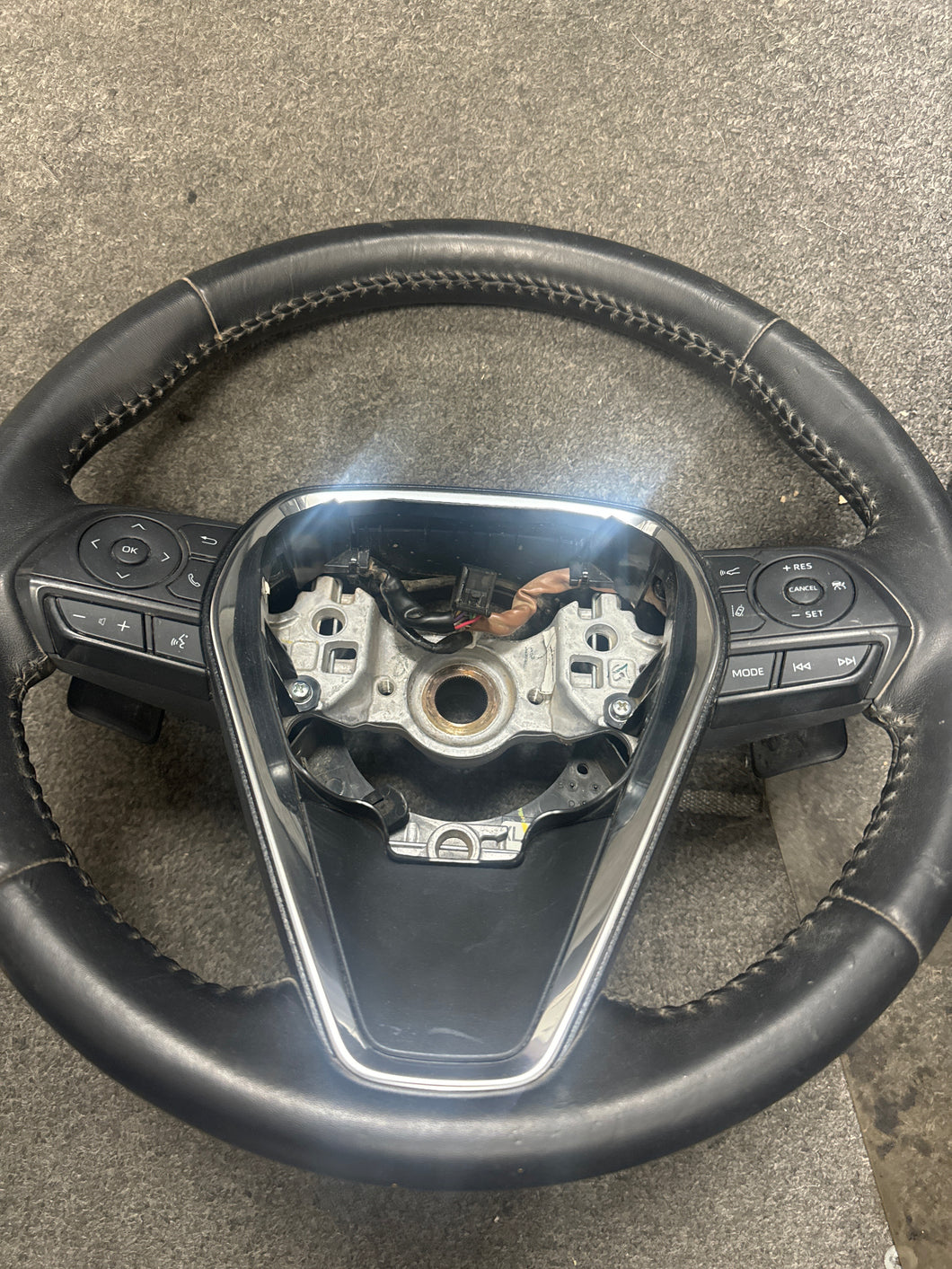 2018-2023 TOYOTA CAMRY STEERING WHEEL  (P)