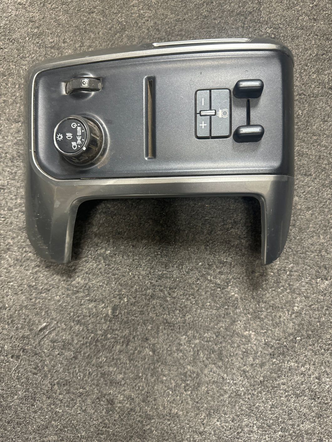 2015 CHEVY SILVERADO DASH BEZEL WITH TRAILER TOW SWITCH AND HEADLIGHT (P)