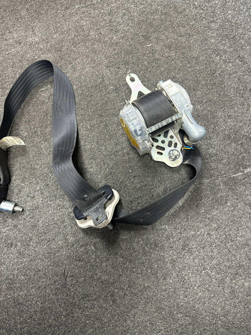 2014-2018 SUBARU FORESTER FRONT DRIVER SEATBELT RETRACTOR (LH) (P)