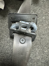 Load image into Gallery viewer, 2000-2003 JAGUAR XJ8 RIGHT PASSENGER SEATBELT W/PRETENSIONER (GRAY) (RH) (P)