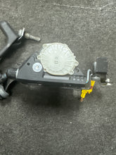 Load image into Gallery viewer, 2011-2016 FORD F250 F350 F450 FRONT DRIVER SEATBELT (LH) (P)