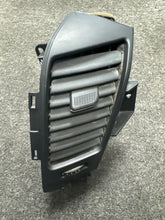 Load image into Gallery viewer, 2015-2019 TAHOE YUKON RIGHT SIDE CENTER AC HEATER VENT (P)