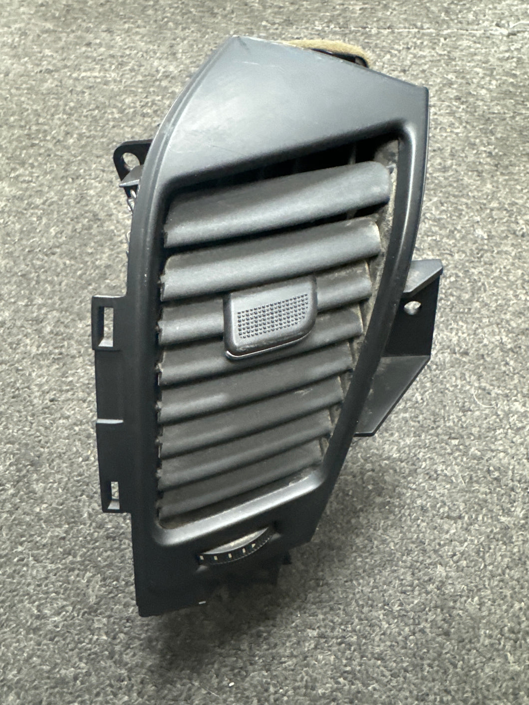 2015-2019 TAHOE YUKON RIGHT SIDE CENTER AC HEATER VENT (P)