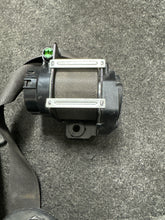Load image into Gallery viewer, 2011-2012 FORD TAURUS FRONT PASSENGER SEATBELT RETRACTOR (RH) (P)