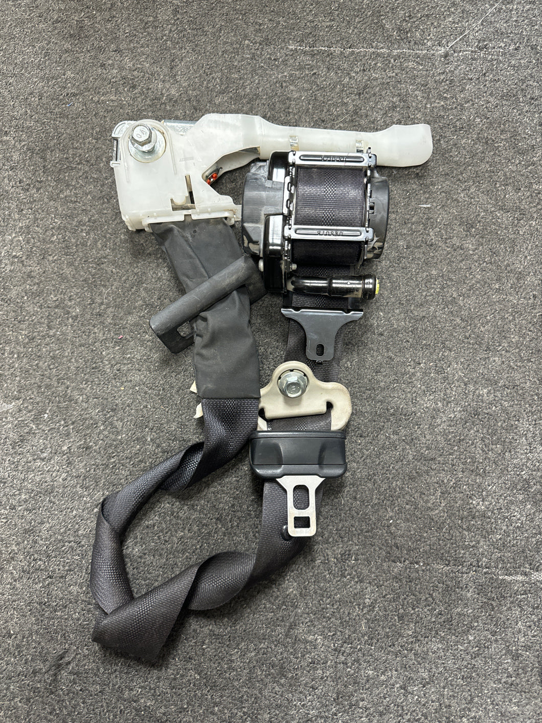 2014-2016 NISSAN SENTRA LEFT DRIVER SEATBELT RETRACTOR PRETENSIONER (LH) (P)