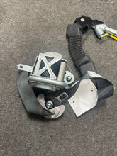 Load image into Gallery viewer, 2013-2016 HYUNDAI ELANTRA PASSENGER RIGHT SEATBELT RETRACTOR (RH) (P)