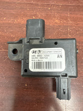 Load image into Gallery viewer, HYUNDAI SANTA FE SPORT PASSENGER SEAT OCCUPANT SENSOR PN:88952-4Z500 (RH) (P)
