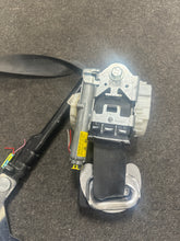 Load image into Gallery viewer, 2013-2018 HYUNDAI SANTA FE RIGHT SIDE SEATBELT RETRACTOR  (RH) (P)