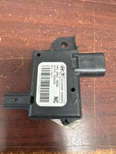 Load image into Gallery viewer, SANTA FE FRONT PASSENGER SEAT OCCUPANT SENSOR PN: 88952-B8500 (P)