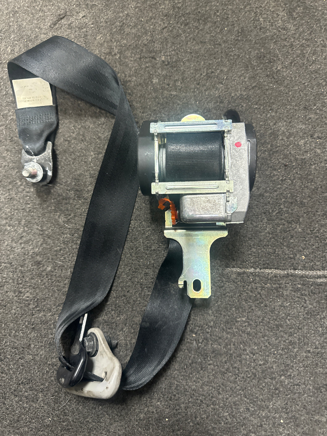 2006-2009 MAZDA 3 FRONT DRIVER SIDE SEATBELT RETRACTOR (LH) (P)