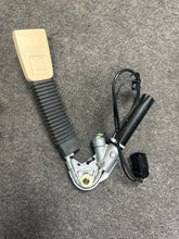 Load image into Gallery viewer, 2003-2008 JAGUAR S-TYPE RIGHT PASSENGER BUCKLE TENSIONER (RH) (P) TAN