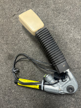 Load image into Gallery viewer, 2003-2008 JAGUAR S-TYPE RIGHT PASSENGER BUCKLE TENSIONER (RH) (P) TAN