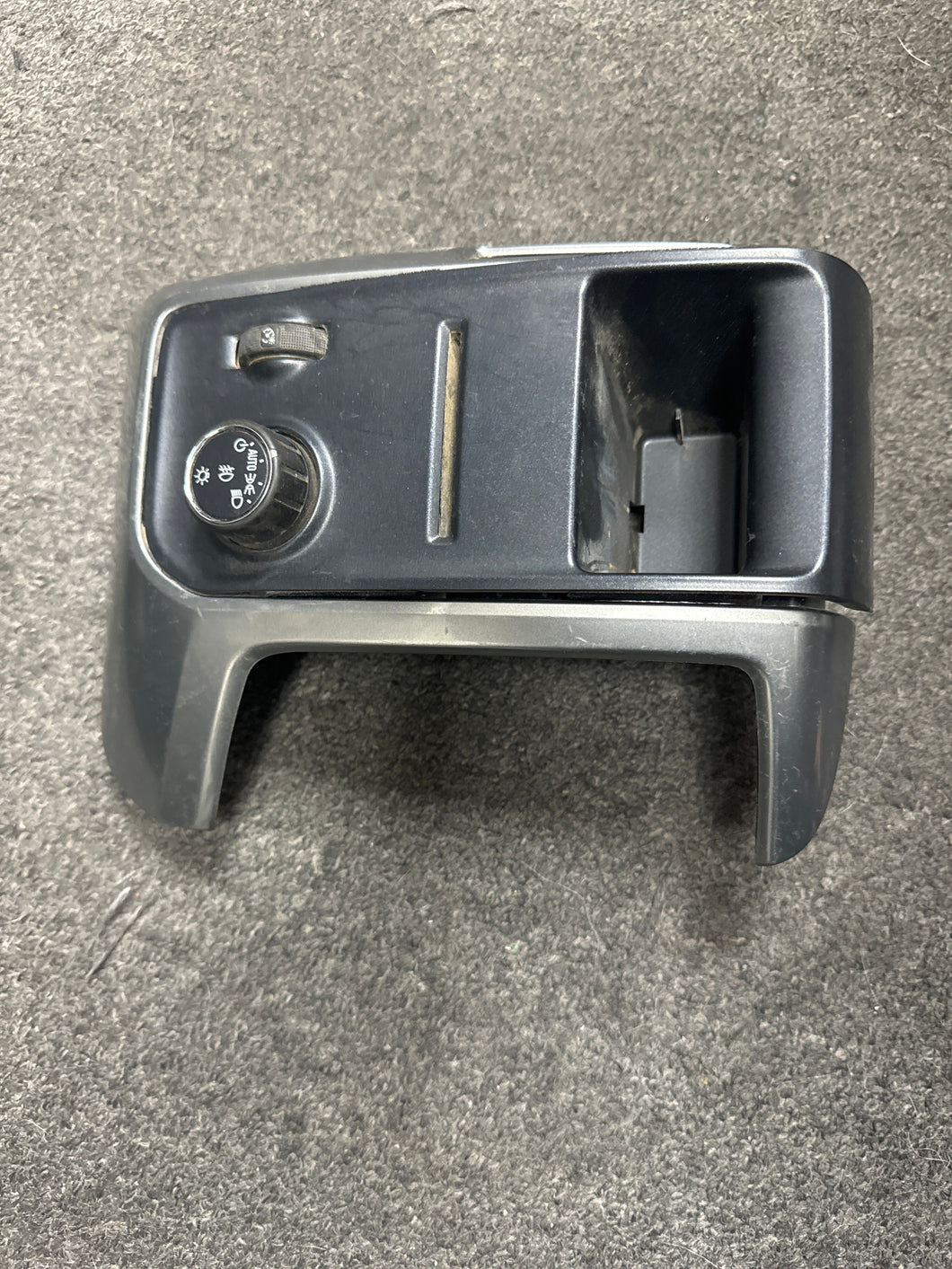 2014-2018 CHEVY SILVERADO DASH BEZEL WITH TRAILER TOW SWITCH AND HEADLIGHT (P)
