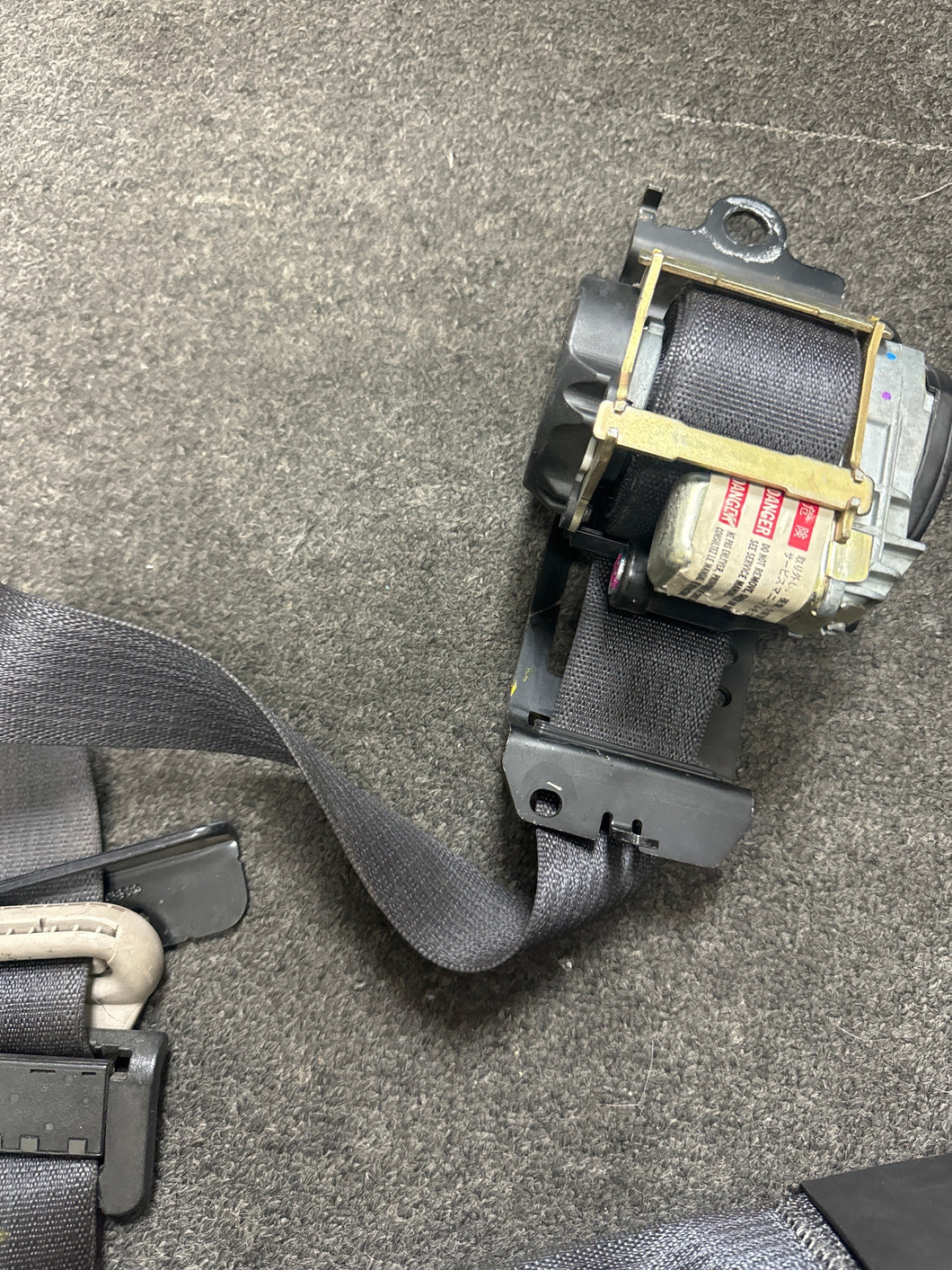2004-2008 CHRYSLER PACIFICA FRONT PASSENGER SEATBELT (RH) (P) BLACK