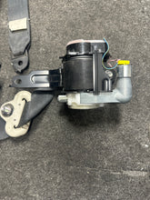 Load image into Gallery viewer, 2010-2015 MAZDA CX9 FRONT PASSENGER SEATBELT RETRACTOR (RH) (P)