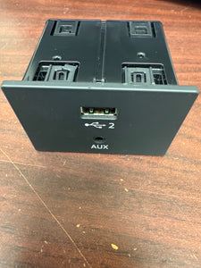 2017-2020 AUDI A3 S3 AUDIO USB PORT PLUG SOCKET AUX PLUG ASSEMBLY (P) PN: 8V0035708