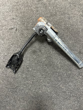 Load image into Gallery viewer, 2011-2012 CHEVY MALIBU FRONT DRIVER BUCKLE TENSIONER (LH) (P) 19210346