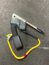 Load image into Gallery viewer, 2002-2006 ACURA RSX FRONT RIGHT PASSENGER BUCKLE (RH) (P)