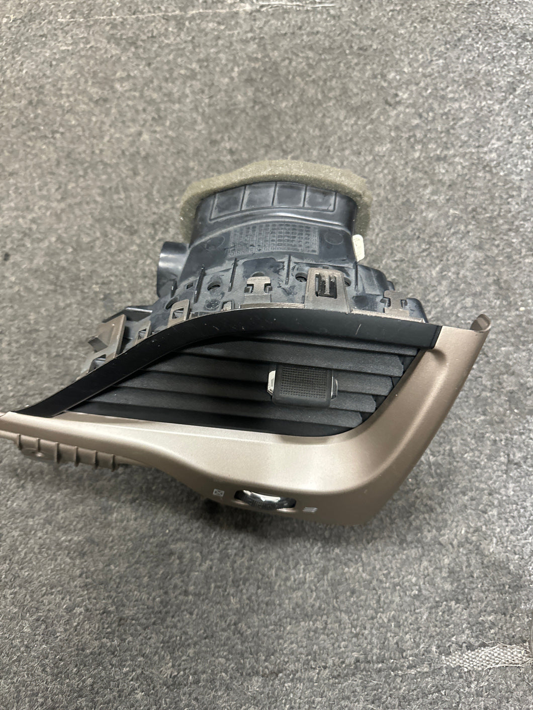 2014-2018 JEEP CHEROKEE FRONT RIGHT PASSENGER DASH AC AIR VENT (RH) (P)