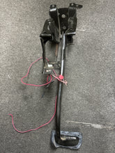 Load image into Gallery viewer, 2016-2022 MERCEDES METRIS W447 BRAKE STOP PEDAL (P)