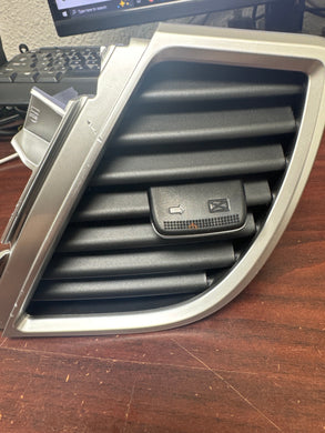 2020-2023 KIA SELTOS RIGHT FRONT DASH BOARD A/C AIR VENT (RH) (P)
