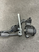 Load image into Gallery viewer, 2007-2012 GMC ACADIA FRONT DRIVER SEATBELT RETRACTOR W/ PRETENSIONER (LH) (P)