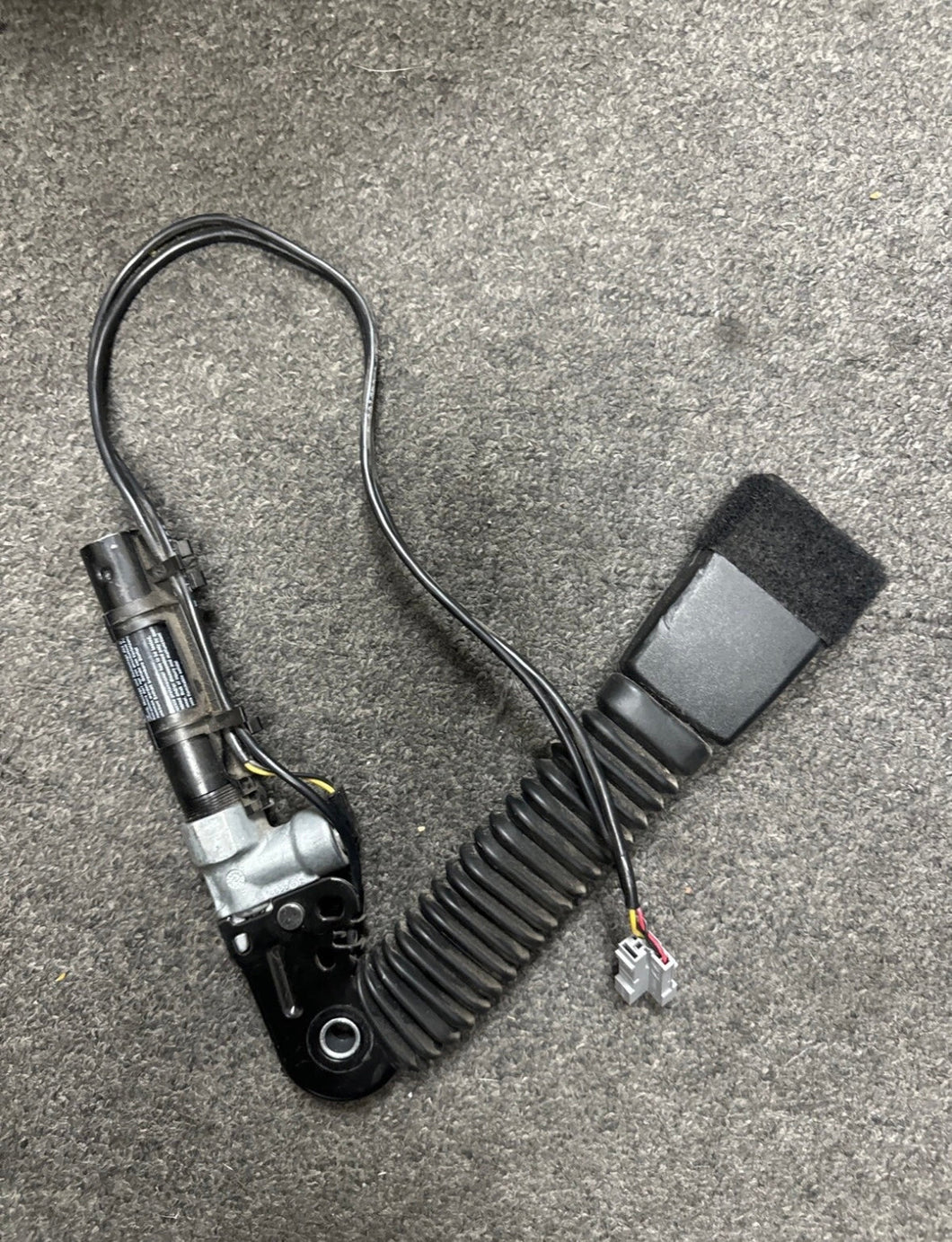 2007-2013 BMW E93, 328 & 338 FRONT PASSENGER BUCKLE W/ PRETENSIONER (RH) (P)