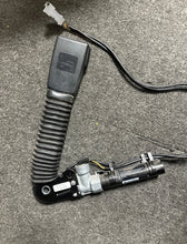 Load image into Gallery viewer, 2007-2013 BMW E93, 328 &amp; 338 FRONT PASSENGER BUCKLE W/ PRETENSIONER (RH) (P)