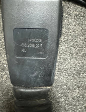 Load image into Gallery viewer, 2007-2013 BMW E93, 328 &amp; 338 FRONT PASSENGER BUCKLE W/ PRETENSIONER (RH) (P)