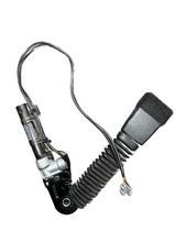 Load image into Gallery viewer, 2007-2013 BMW E93, 328 &amp; 338 FRONT PASSENGER BUCKLE W/ PRETENSIONER (RH) (P)